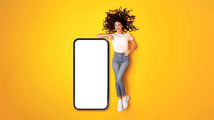 포토 JPG 해외이미지 전신 여자 백그라운드 한명 성인 스마트폰 눕기 노란색 스크린 주머니손 목업 성인여자한명만 카피스페이스 해외포토 1 컬러 모션 사람 핸드폰 스마트기기 공백 여자한명만 성인여자만 파일형식