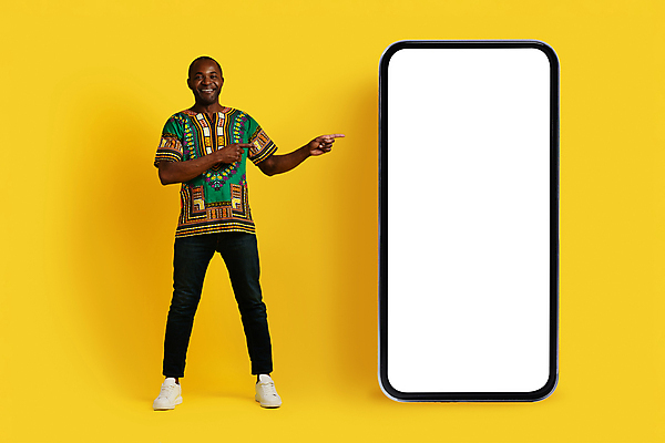 포토 JPG 해외이미지 전신 남자 백그라운드 한명 서기 성인 스마트폰 노란색 스크린 가리킴 목업 성인남자한명만 카피스페이스 해외포토 1 컬러 모션 사람 손짓 핸드폰 스마트기기 공백 남자한명만 성인남자만 파일형식