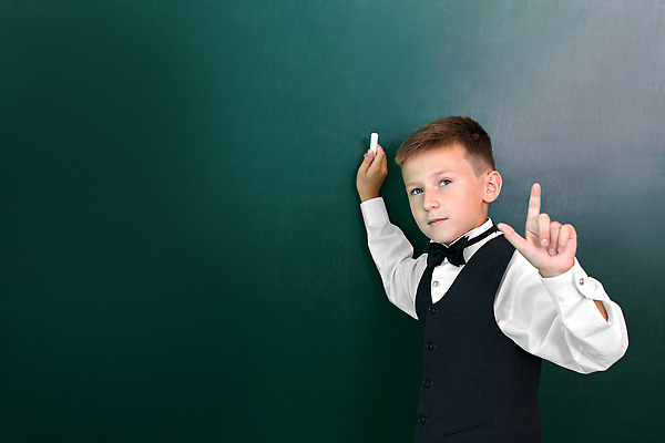 포토 JPG 해외이미지 백인 학생 라이프스타일 응시 여자 교육 남자 행복 안경 얼굴 어린이 남학생 백그라운드 컨셉 배낭 손가락 교실 학교 성공 아이디어 한명 사람 소년 책 스터디 유행 검은색 칠판 유치원 기쁨 스마트 고립 멍청이 초보 스타일 해외202310 해외포토 서양인 1 손 시선 잡화 감정 컬러 가방 생활 신체부위 학습 파일형식