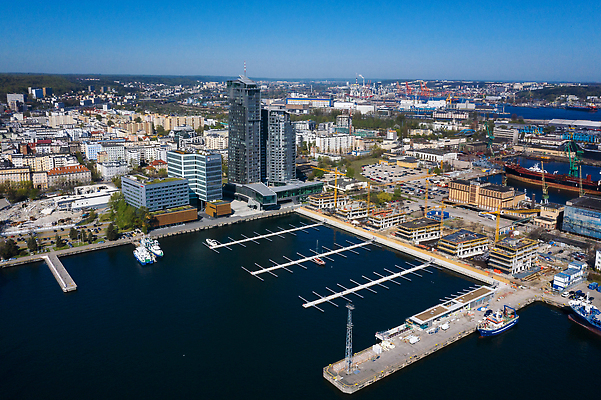 포토 JPG 해외이미지 유럽 산업 컬러 여행 건축양식 하늘 휴가 항해 안테나 풍경 사람없음 야외 건물 물 도시풍경 햇빛 항구 고층빌딩 도시 만 보트 휴양지 방파제 함선 장면 포트 타운 스카이라인 폴란드 항공촬영 랜드마크 수평선 해외202310 해외포토 자연요소 건축물 공공시설 건축 나라 뷰포인트 배_교통 통신 교통시설 빌딩 태양 장소 파일형식