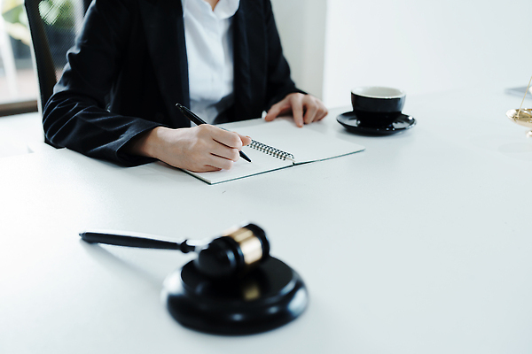 포토 JPG 해외이미지 여자 비즈니스 한명 상반신 성인 사무실 공책 커피잔 법률가 책상 상담 문서 법 의사봉 변호사 성인여자한명만 해외202310 해외포토 직업 1 커피 가구 문구용품 잔 사람 여자한명만 성인여자만 파일형식