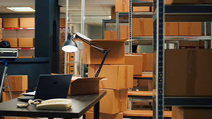 포토 JPG 해외이미지 탁자 노동자 실내 사람없음 노트북 상자 스탠드 작업 물류창고 해외202310 해외포토 직업 가구 조명 내부 전자제품 창고 파일형식