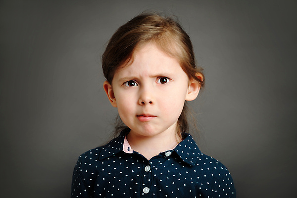 포토 JPG 해외이미지 여학생 여자 얼굴 어린이 생각 학교 실내 한명 사람 유행 어둠 흰색 퍼즐 작음 충격 혼란 해외202310 해외포토 1 학생 교육 컬러 컨셉 내부 신체부위 크기 파일형식