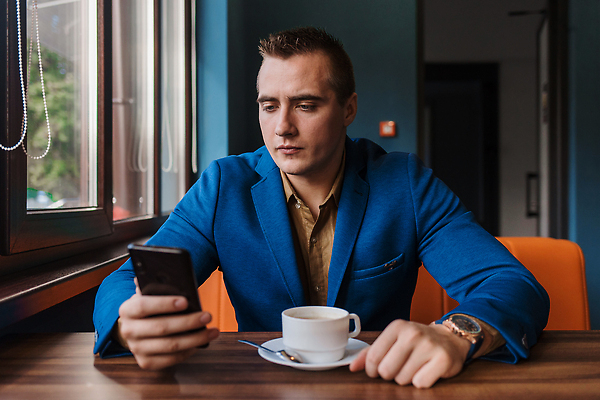 포토 JPG 해외이미지 백인 직업 1 라이프스타일 손 응시 남자 행복 커피 음료 백그라운드 인터넷 비즈니스 통신 탁자 아침 모바일 노동자 실내 대화 한명 사람 앉기 성인 컵 노트북 스마트폰 컴퓨터 사무실 상점 식당 카페 흰색 잡기 업무 작업 비즈니스맨 뜨거움 스마트 단절 해외202310 해외포토 주간 서양인 식기 시선 감정 컬러 가구 컨셉 모션 말하기 내부 생활 신체부위 전자제품 핸드폰 스마트기기 직장인 파일형식