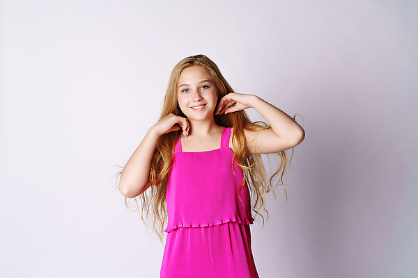 포토 JPG 해외이미지 스튜디오촬영 백인 학생 라이프스타일 긴머리 헤어스타일 손 행복 감정 얼굴 어린이 분홍색 백그라운드 컨셉 장난 모션 놀이 건강 한명 웃음 뷰티 유행 귀여움 기쁨 흰색 표현 즐거움 흰배경 긍정 스타일 해외202310 해외포토 서양인 1 컬러 실내 표정 사람 생활 신체부위 파일형식