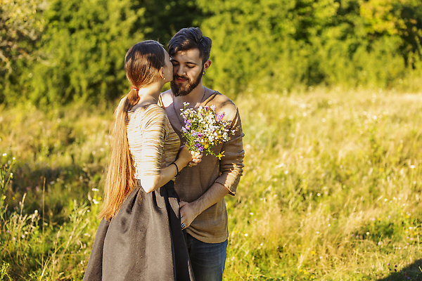 포토 JPG 해외이미지 식물 백인 라이프스타일 커플 공원 여자 남자 꽃 행복 감정 여행 컨셉 2 밭 가족 관계 포옹 자연 키스 함께함 발렌타인데이 사랑 사람 성인 야외 두명 뷰티 유행 정원 일몰 낭만 수확 축하 복고 해외202310 해외포토 서양인 공공시설 농업 안기 데이이벤트 생활 노을 애정표현 생태계 파일형식