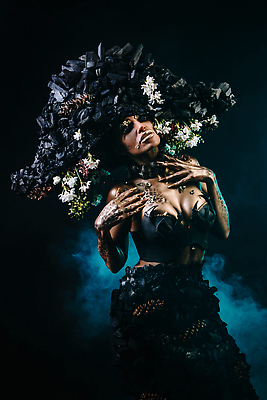 포토 JPG 해외이미지 꽃 얼굴 패턴 신체 검은배경 창조 미술 한명 빛 뷰티 유행 검은색 어둠 페인트 립스틱 안개 입 선탠 눈썹 속눈썹 입술 질감 광택 숯 석탄 스타일 해외202310 해외포토 식물 1 컬러 백그라운드 무늬 날씨 문화예술 사람 신체부위 화장품 파일형식