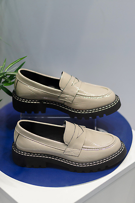 포토 JPG 해외이미지 디자인 옷 여자 남자 백그라운드 신발 새로움 실내 사람없음 뷰티 유행 걷기 봄 수확 흰색 도시 쌍 클래식 고급 우아함 은색 발사 가죽 승려 부드러움 고립 양발 스타일 해외202310 해외포토 레이스천 계절 컬러 컨셉 농업 모션 사람 내부 직물 감각 성직자 파일형식