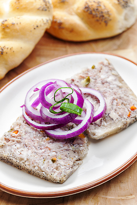 포토 JPG 해외이미지 접시 음식 조각 다이어트 부분 양파 육류 돼지고기 요리 사람없음 식사 추위 닫기 아침식사 먹기 슬라이스 체코 젤리 파 번 식품점 적양파 정물화 짠맛 해외202310 해외포토 식기 유럽 빵 채소 식재료 모션 디저트 건강 상점 맛 그림 파일형식