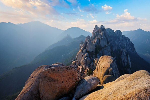 포토 JPG 해외이미지 나무 식물 공원 아시아 자연 하늘 산 한국 국립공원 동양인 풍경 사람없음 일몰 바위 암초 첨탑 절정 해외202310 해외포토 공공시설 나라 인종 노을 탑 돌_바위 생태계 파일형식