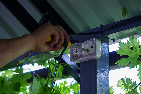 포토 JPG 해외이미지 직업 손 남자 산업 벽 노동자 주택 안전 사람 사람없음 힘 장비 에너지 공구 업무 기술자 엔지니어 드라이버 수리 콘센트 플러그 연결 서비스 순환 철사 고정 스위치 유지 계약자 설치 재주꾼 전압 현재 공급 배선 해외202310 해외포토 컨셉 모션 건물 신체부위 한자 도구 작업 계약 파일형식