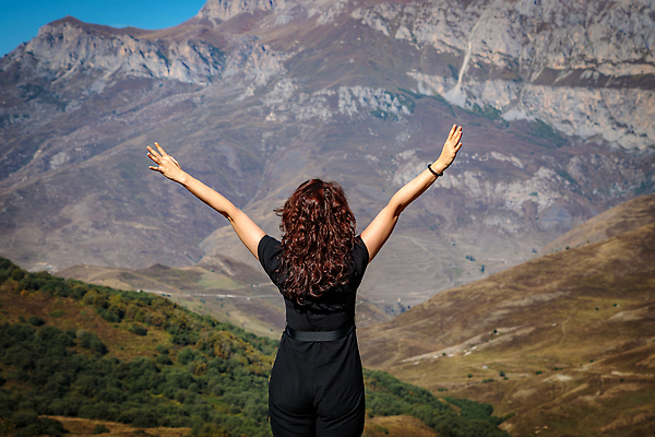 포토 JPG 해외이미지 라이프스타일 손 여행 신체 자연 휴가 산 갈색머리 파노라마 한명 풍경 야외 여름 햇빛 여행객 골짜기 기쁨 하이킹 자유 언덕 무료 절정 산맥 해외202310 해외포토 1 헤어스타일 계절 감정 컨셉 레저 촬영기법 사람 생활 신체부위 태양 생태계 파일형식