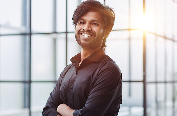 포토 JPG 해외이미지 백인 모델 직업 1 라이프스타일 헤어스타일 손 남자 행복 감정 무기 포즈 셔츠 비즈니스 성공 넥타이 노동자 수염 실내 한명 서기 웃음 사람 정장 성인 사무실 회색 가리킴 표현 비즈니스맨 자신감 대표 스마트 보여주기 경영 접기 지능 해외202310 해외포토 서양인 잡화 옷 컬러 컨셉 상의 모션 표정 손짓 내부 생활 신체부위 직장인 파일형식