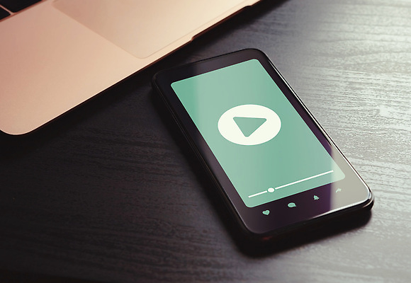 포토 JPG 해외이미지 인터넷 비즈니스 통신 사람없음 세로 스마트폰 디지털 성장 목표 연결 알림 상승 약혼 길이 동영상 멀티미디어 전자상거래 마케팅 소셜미디어 해외202310 해외포토 결혼 컨셉 핸드폰 스마트기기 약속 파일형식