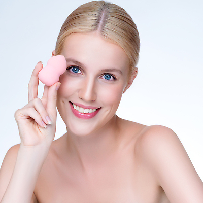 포토 JPG 해외이미지 응시 여자 한명 들기 상반신 성인 앞모습 뷰티 퍼프 성인여자한명만 해외202310 해외포토 1 시선 뷰포인트 모션 사람 여자한명만 성인여자만 파일형식