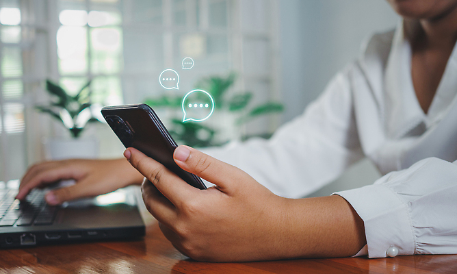 포토 JPG 해외이미지 라이프스타일 손 행복 컨셉 인터넷 비즈니스 통신 손가락 모바일 주택 한명 미소 사람 스마트폰 핸드폰 글로벌 디지털 스크린 웹 터치 정보 타이핑 잡기 네트워크 메시지 어플리케이션 연결 사이버 스마트 서비스 온라인 마케팅 소셜 소셜미디어 채팅 생존 네트워킹 해외202310 해외포토 1 감정 모션 표정 건물 생활 신체부위 전자제품 스마트기기 파일형식