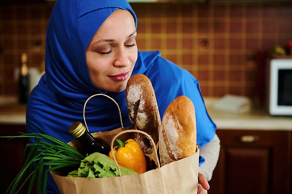 포토 JPG 해외이미지 잡화 음식 다이어트 채소 가정 요리 한명 웃음 내부 뷰티 쇼핑백 건강관리 환경 재활용 샐러드 신선 시장 아침식사 구매 먹기 환경보전 에코 유기농 주부 건강식 꺼내기 바이오 영양분 채식주의자 비건 해외202310 해외포토 1 웰빙 가방 모션 표정 건강 관리 사람 쇼핑 식사 사회이슈 친환경 채식 파일형식