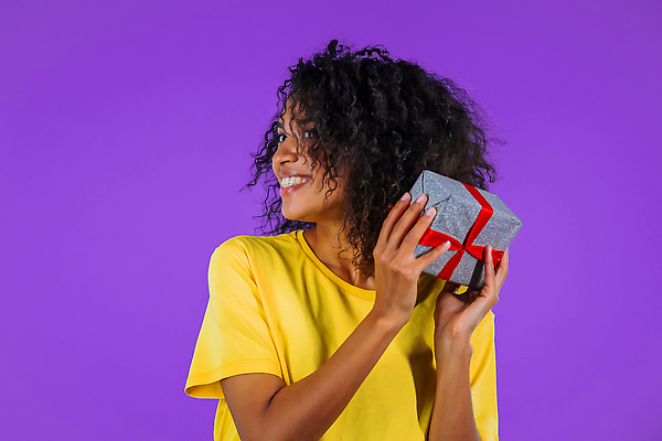 포토 JPG 해외이미지 백인 헤어스타일 여자 행복 감정 리본 백그라운드 컨셉 셔츠 모션 열쇠 휴가 실내 선물 사랑 한명 사람 성인 빨간색 상자 뷰티 유행 귀여움 스크린 놀람 축하 표현 생일 긍정 히스패닉 고립 스페인어 해외202310 해외포토 서양인 1 기념일 컬러 상의 표정 내부 파일형식