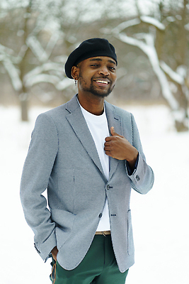 포토 JPG 해외이미지 라이프스타일 손 응시 공원 남자 행복 얼굴 흑인 백그라운드 겨울 청소년 한명 사람 인종 정장 성인 야외 유행 검은색 재킷 기쁨 추위 코트 표현 잡기 긍정 스타일 해외202310 해외포토 서양인 1 시선 옷 계절 공공시설 감정 컬러 컨셉 모션 생활 신체부위 외투 파일형식