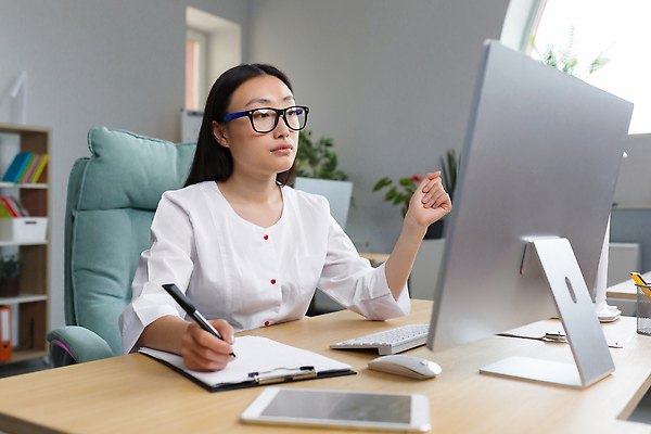 포토 JPG 해외이미지 여자 화분 안경 화초 의자 한명 앉기 상반신 성인 옆모습 태블릿 사무실 펜 모니터 키보드 마우스 스마트 책상 서류판 성인여자한명만 해외202310 해외포토 식물 1 잡화 뷰포인트 가구 컨셉 비즈니스 모션 사람 전자제품 스마트기기 컴퓨터 필기구 컴퓨터용품 사무용품 여자한명만 성인여자만 파일형식