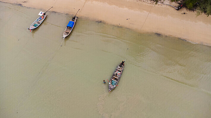 포토 JPG 해외이미지 전통 아시아 모래 바다 섬 여행 백그라운드 교통시설 태국 자연 하늘 낚시 휴가 휴식 안테나 사람 풍경 해변 사람없음 야외 물 여름 파란색 뷰티 여행객 항구 보트 내추럴 드론 푸켓 수평선 해외202310 해외포토 자연요소 계절 나라 컬러 교통 컨셉 배_교통 통신 레저 시설 생태계 파일형식