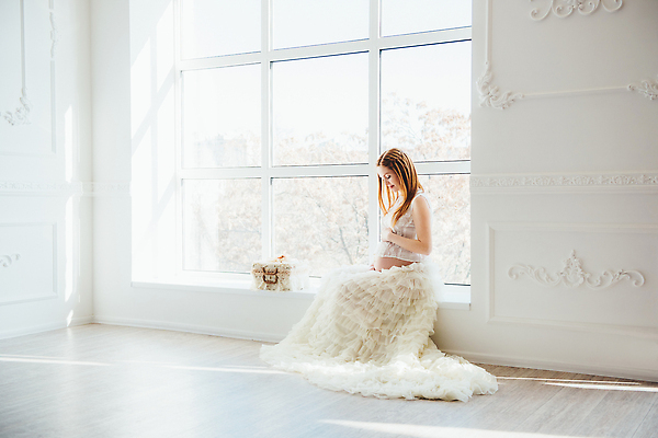 포토 JPG 해외이미지 모델 헤어스타일 어린이 2 창문 가족 친절 실내 사랑 한명 미소 임신 방 원형 큼 빨간머리 해외202310 해외포토 도형 1 감정 관계 표정 사람 내부 크기 파일형식