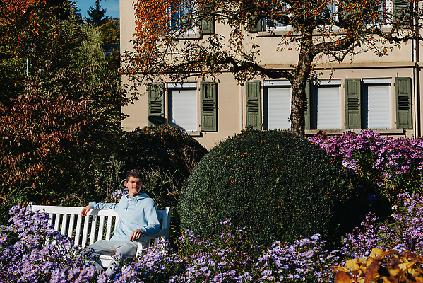 포토 JPG 해외이미지 옷 공원 남자 행복 종이 커피 잎 벤치 자연 모바일 세포 한명 사람 인종 소년 야외 컵 초록색 노트북 스마트폰 핸드폰 맑음 머그컵 마시기 가을 도시 차 테이크아웃 다국적 프리랜서 해외202310 해외포토 식물 직업 1 식기 계절 공공시설 감정 음료 어린이 컬러 의자 모션 날씨 전자제품 스마트기기 생태계 파일형식