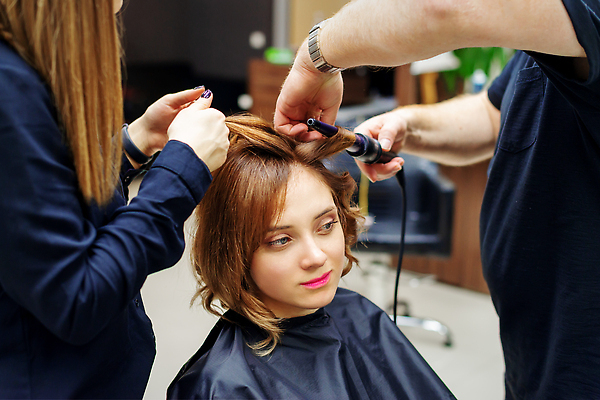 포토 JPG 해외이미지 헤어스타일 손 여자 시계 상반신 성인 옆모습 세명 뷰티 우아함 미용사 고데기 성인여자만 성인만 해외202310 해외포토 직업 뷰포인트 컨셉 사람 신체부위 헤어용품 여자만 파일형식