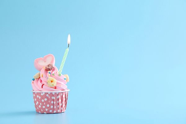 포토 JPG 해외이미지 촛불 사람없음 장식 한개 하트 달콤 컵케이크 시리얼 생크림 파란배경 마시멜로우 스프링클 카피스페이스 해외202310 해외포토 모양 1 음식 백그라운드 초 디저트 파란색 케이크 공백 맛 크림 파일형식