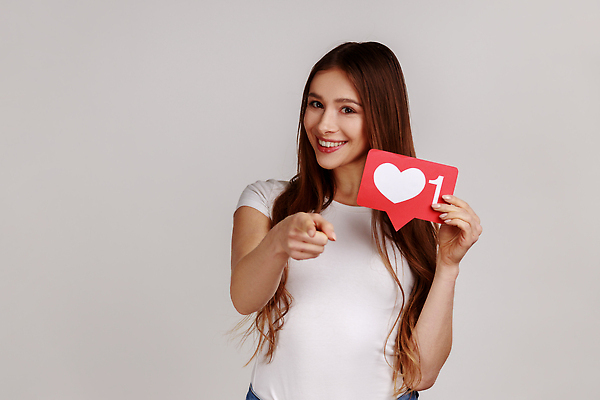 포토 JPG 해외이미지 응시 여자 말풍선 한명 들기 상반신 성인 앞모습 회색 하트 가리킴 성인여자한명만 해외202310 해외포토 모양 1 시선 뷰포인트 컬러 모션 사람 손짓 여자한명만 성인여자만 파일형식