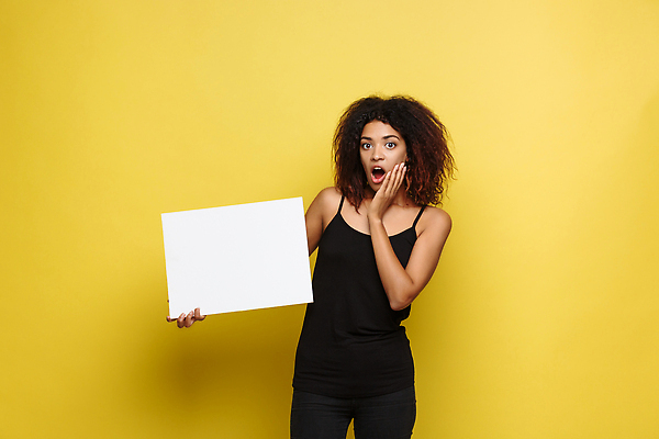 포토 JPG 해외이미지 여자 종이 백그라운드 한명 들기 상반신 성인 앞모습 노란색 성인여자한명만 카피스페이스 해외202310 해외포토 1 뷰포인트 컬러 모션 사람 공백 여자한명만 성인여자만 파일형식