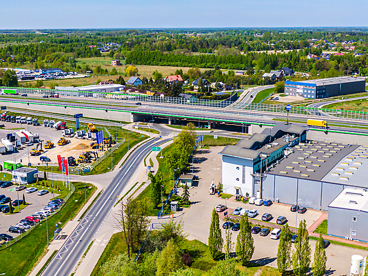 포토 JPG 해외이미지 유럽 산업 도로 비즈니스 공장 교통시설 자동차 독일 안테나 사람없음 화물 상품 컨테이너 창고 시설 상업 수납 짐차 무거움 트레일러 물류 폴란드 드론 분배 수입 조감도 해외202310 해외포토 나라 길 육상교통 교통 통신 공업 운송업 무게 파일형식