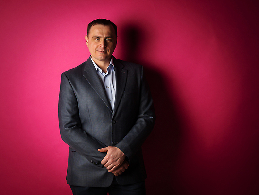 포토 JPG 해외이미지 백인 직업 라이프스타일 옷 남자 행복 유럽 얼굴 분홍색 백그라운드 비즈니스 사업가 성공 한명 사람 정장 성인 금융 경제 사무실 뷰티 유행 검은색 재킷 잡기 비즈니스맨 자신감 우아함 가죽 경영자 안락의자 책임자 경영 마케팅 스타일 해외202310 해외포토 서양인 1 감정 나라 컬러 컨셉 의자 모션 생활 신체부위 외투 직장인 리더 파일형식