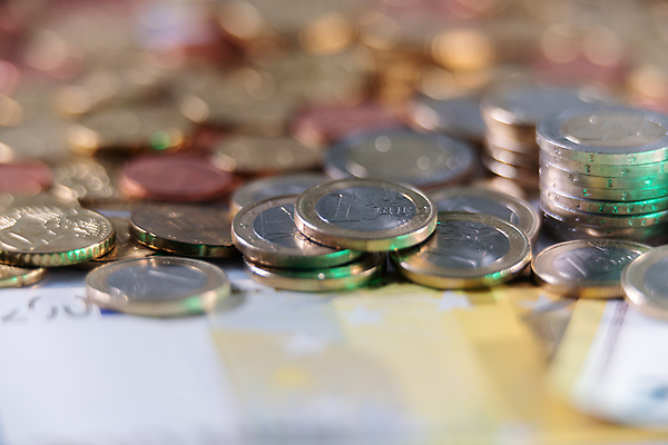 포토 JPG 해외이미지 1 유럽 종이 지폐 돈 비즈니스 사람없음 금융 경제 노란색 달러 금속 동전 쪽지 저축 유로 변화 시장 재산 황금 투자 계산서 대출 빚 센트 해외202310 해외포토 나라 컬러 컨셉 재질 파일형식