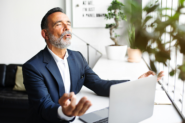 포토 JPG 해외이미지 노년 남자 화분 한명 앉기 정장 손짓 상반신 옆모습 노트북 실버라이프 사무실 눈감음 업무 비즈니스맨 책상 명상 실버취업 노인남자한명만 해외202310 해외포토 1 라이프스타일 옷 뷰포인트 가구 비즈니스 모션 사람 성인 전자제품 구직 작업 직장인 남자한명만 노인남자만 파일형식