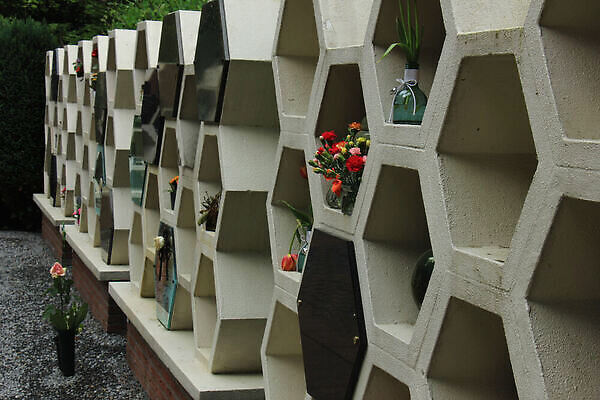 포토 JPG 해외이미지 벽 사람없음 꽃병 바위 죽음 수납 기념물 천연기념물 장례 추모 해외202310 해외포토 꽃 돌_바위 파일형식