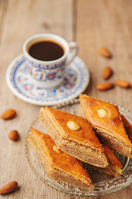 포토 JPG 해외이미지 접시 커피 사람없음 갈색 달콤 커피잔 컵받침 페스츄리 바클라바 나무배경 해외202310 해외포토 식기 음료 빵 컬러 백그라운드 디저트 잔 맛 받침대 파일형식