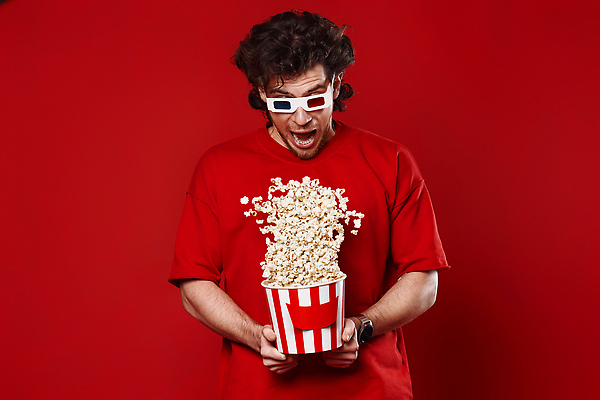 포토 JPG 해외이미지 남자 행복 한명 들기 상반신 성인 앞모습 빨간색 놀람 영화 팝콘 3D안경 성인남자한명만 해외202310 해외포토 1 감정 안경 뷰포인트 컬러 모션 문화예술 표정 사람 남자한명만 성인남자만 파일형식