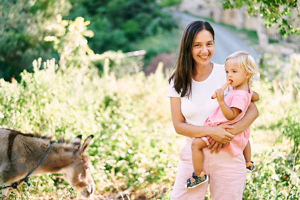 포토 JPG 해외이미지 동물 백인 무기 어린이 2 가족 엄마 서기 미소 두명 초록색 농장 당근 아기 닫기 당나귀 걸음마 해외202310 해외포토 서양인 컬러 농업 관계 모션 뿌리채소 표정 사람 말_동물 파일형식