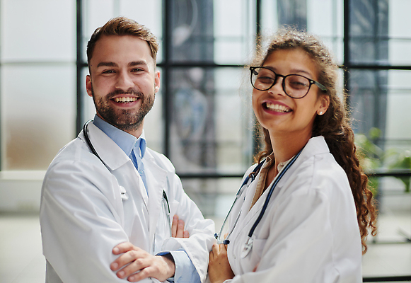 포토 JPG 해외이미지 직업 응시 여자 남자 행복 청진기 청소년 함께함 실내 병원 서기 웃음 사람 상반신 20대 성인 두명 앞모습 가로 컬러풀 뷰티 건강관리 간호사 의사 잡기 실험복 전문직 미녀 돌봄 성인만 해외202310 해외포토 시선 감정 뷰포인트 컬러 컨셉 의학 의료기기 모션 표정 건강 관리 청년 내부 의료진 가운 미인 파일형식