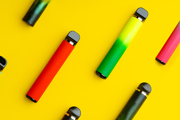 포토 JPG 해외이미지 사람없음 하이앵글 노란배경 니코틴 니코틴중독 전자담배 해외202310 해외포토 뷰포인트 백그라운드 담배 노란색 중독 파일형식