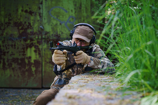 포토 JPG 해외이미지 남자 무기 포즈 백그라운드 유니폼 군대 한명 경비 안전 사람 힘 기계 장비 총 잡기 방어 보호 목표 헬멧 위험 공격 충돌 서비스 군용 싸움 전쟁 보안 육군 변장 병정 전사 갑옷 특공대 특별함 해외202310 해외포토 1 옷 컨셉 모션 어류 보호장비 특수부대 파일형식