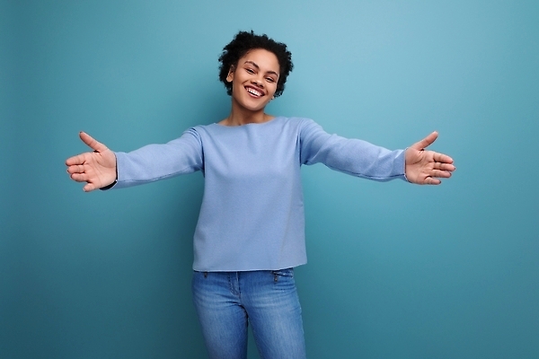 포토 JPG 해외이미지 배너 여자 감정 포즈 백그라운드 컨셉 포옹 갈색머리 실내 한명 서기 20대 성인 30대 뷰티 귀여움 검은색 흥분 스타일 카피스페이스 해외202310 해외포토 1 헤어스타일 컬러 안기 모션 사람 청년 내부 장년 공백 파일형식