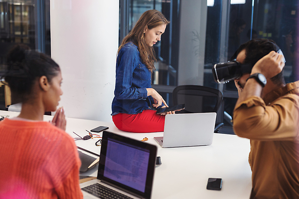 포토 JPG 해외이미지 서양인 여자 남자 비즈니스 실내 앉기 상반신 성인 옆모습 뒷모습 세명 노트북 잡기 착용 가상현실 성인만 오큘러스 VR기기 해외202310 해외포토 외국인 뷰포인트 모션 사람 내부 전자제품 기계 파일형식