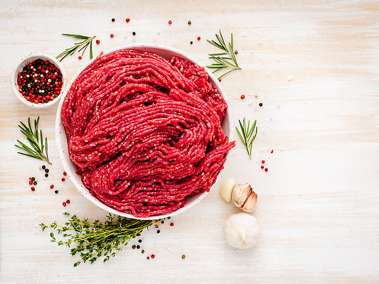 포토 JPG 해외이미지 그릇 백그라운드 마늘 사람없음 빨간색 신선 나무바닥 후추 로즈메리 다짐육 해외202310 해외포토 식기 컬러 채소 바닥 육류 허브 향신료 파일형식