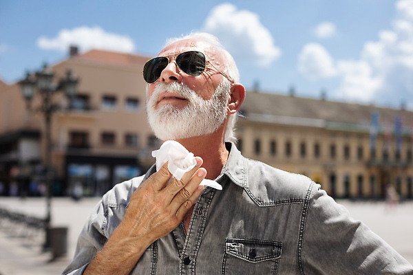 포토 JPG 해외이미지 손 할아버지 노년 건조 건강 관리 한명 성인 야외 신체부위 물 여름 수건 선글라스 맑음 젖음 덮개 신선 면 뜨거움 조직 위생 폐기물 플라스틱 은퇴 청소 냅킨 땀 목 닦기 청소부 시민 돌봄 옛날 위생관리 해외202310 해외포토 자연요소 직업 1 계절 남자 안경 모션 재질 날씨 사람 위생용품 뚜껑 쓰레기 국민 파일형식