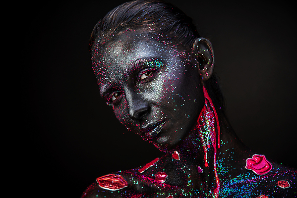 포토 JPG 해외이미지 모델 헤어스타일 응시 여자 얼굴 창조 미술 한명 사람 성인 뷰티 유행 검은색 축제 어둠 무대 화려 우아함 그림 공상 마법 야광 스타일 해외202310 해외포토 1 시선 컬러 컨셉 문화예술 신체부위 빛 파일형식