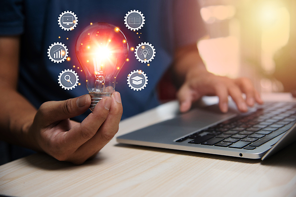 포토 JPG 해외이미지 학생 교육 생각 인터넷 비즈니스 전구 상상 성공 아이디어 창조 한명 사람 노트북 빛 학습 독서 힘 에너지 정보 성장 램프 잡기 비즈니스맨 선택 계획 연결 강의 사이버 온라인 해결 빛망울 혁명 광 발명 지능 특징 획기적 자극 해외202310 해외포토 1 남자 컨셉 모션 조명 전자제품 직장인 파일형식