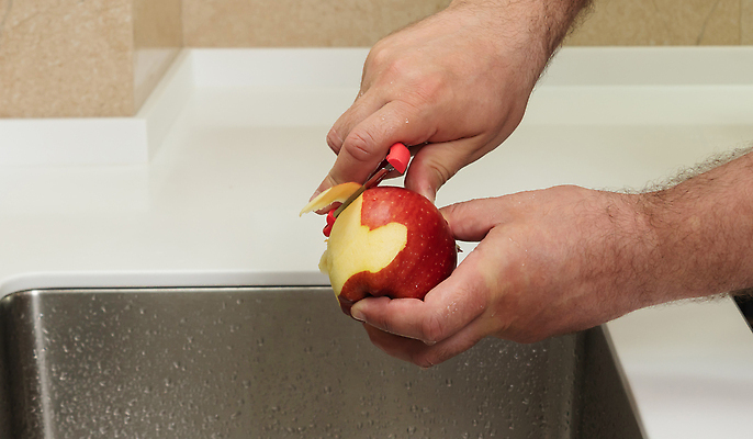 포토 JPG 해외이미지 손 남자 음식 백그라운드 농업 과일 건강 요리 사람없음 빨간색 주방 요리사 칼 사과 자르기 피부 싱크대 비건 해외202310 해외포토 직업 산업 컬러 모션 사람 신체부위 개수대 채식주의자 파일형식