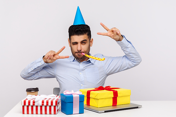 포토 JPG 해외이미지 남자 커피 윙크 한명 상반신 성인 선물상자 노트북 생일파티 브이 코끼리피리 성인남자한명만 해외202310 해외포토 1 음료 표정 선물 사람 손짓 전자제품 상자 생일 이벤트용품 남자한명만 성인남자만 파일형식